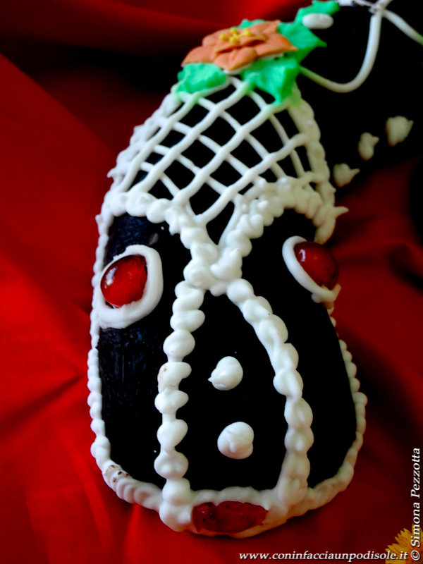 Lu Serpe di Falerone: un dolce farcito a forma di serpente, con guscio di frolla ricoperto di cioccolato e decorato da ghiaccia reale.