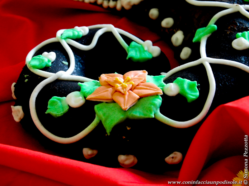 Lu Serpe di Falerone: un dolce farcito a forma di serpente, con guscio di frolla ricoperto di cioccolato e decorato da ghiaccia reale.