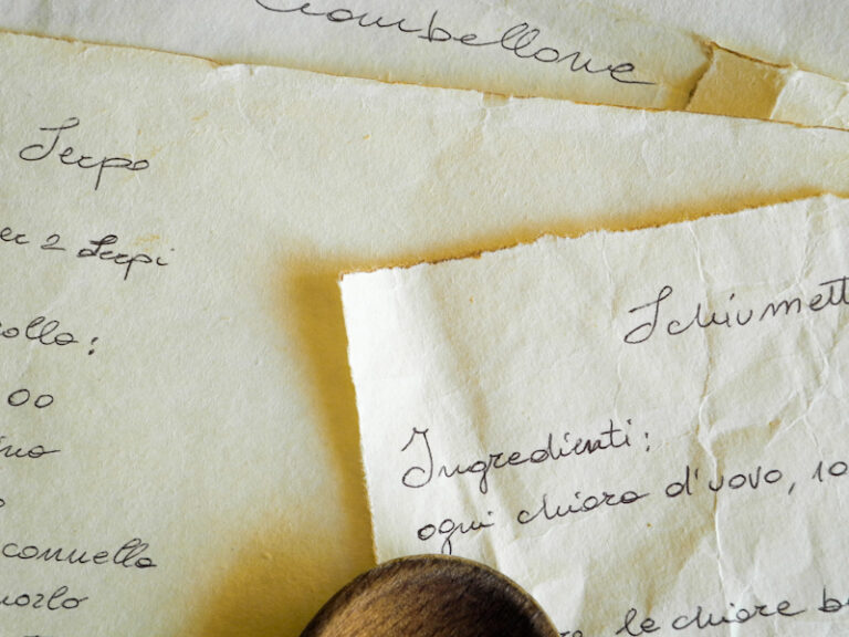 Vecchi ricettai dai fogli ingialliti, pieno di note e foglietti volanti
