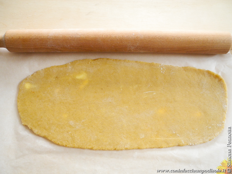 Stesura della pasta frolla per il guscio esterno del Serpe