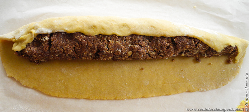 Preparazione del Serpe di Falerone: coppertura della farcia con pasta frolla