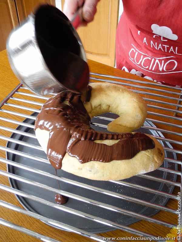 Preparazione del Serpe di Falerone: glassatura al cioccolato